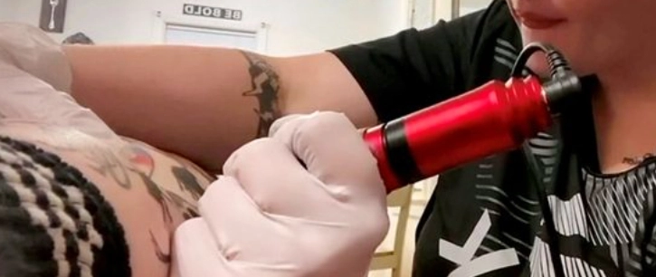 Hun lader fremmede mennesker vælge hendes tatoveringer: Årsagen er hjerteskærende