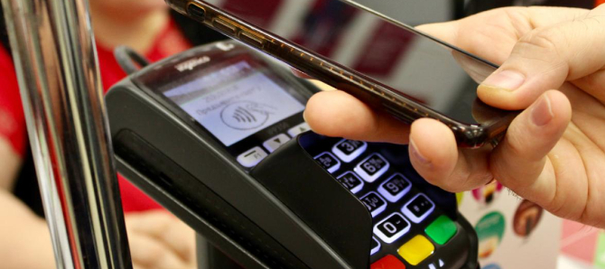Det er dyrere at betale med telefonen – og der er flere ulemper endnu