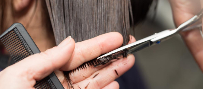 Frisør klippede en ældre kvinde og fik tilsendt et brev: Nu har brevet rørt folk til tårer