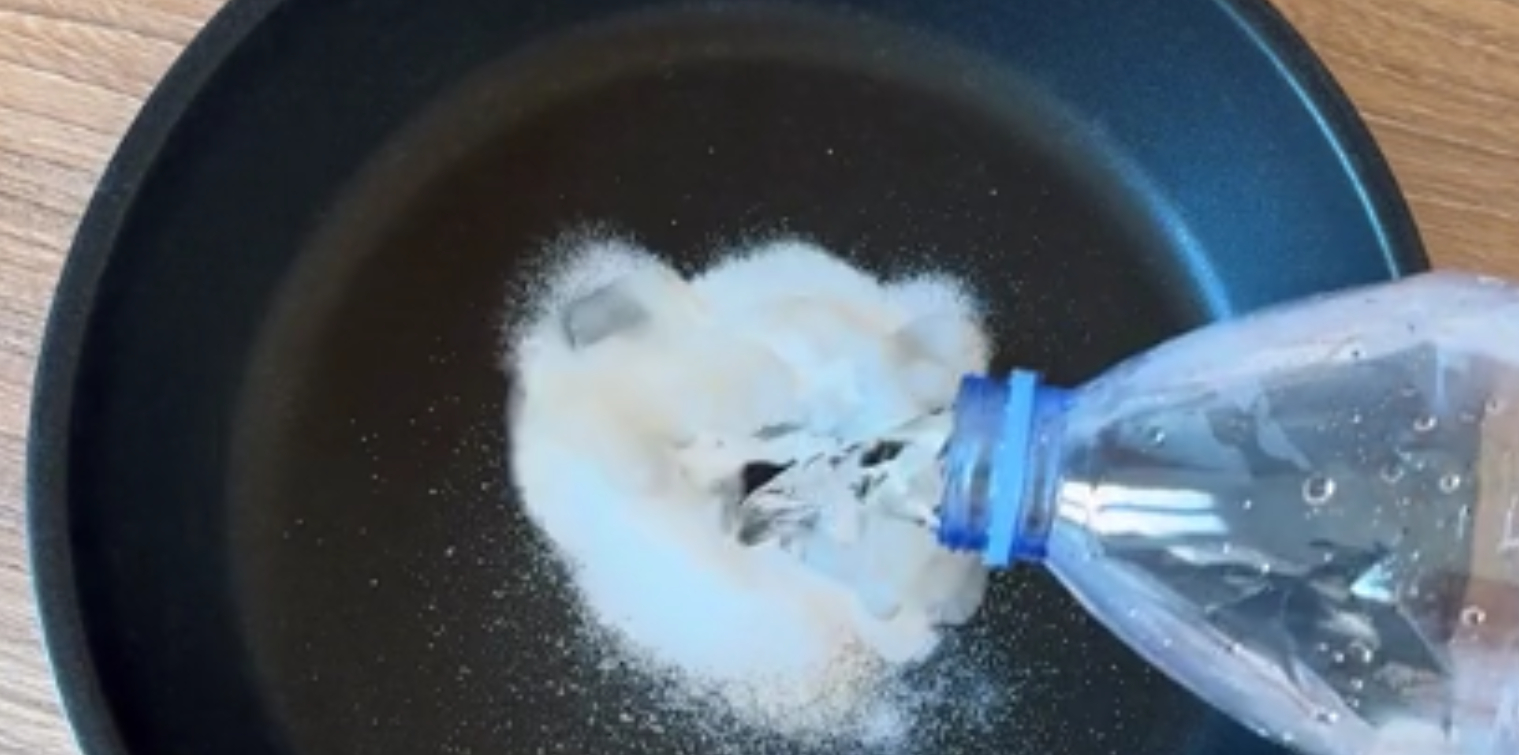 Han blander salt, sukker og vand: Se så, hvad der sker