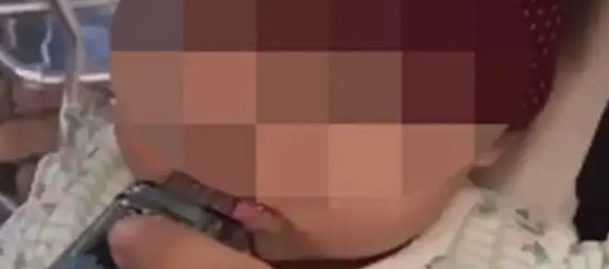 Internettet raser over mor: Det er børnemishandling