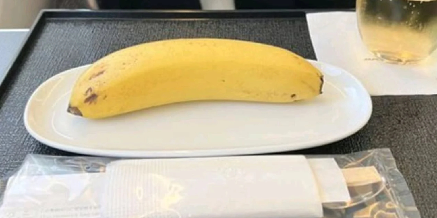 Veganer i chok: Flyselskab serverede én banan med spisepinde i stedet for måltid på 7 timer lang flyvetur