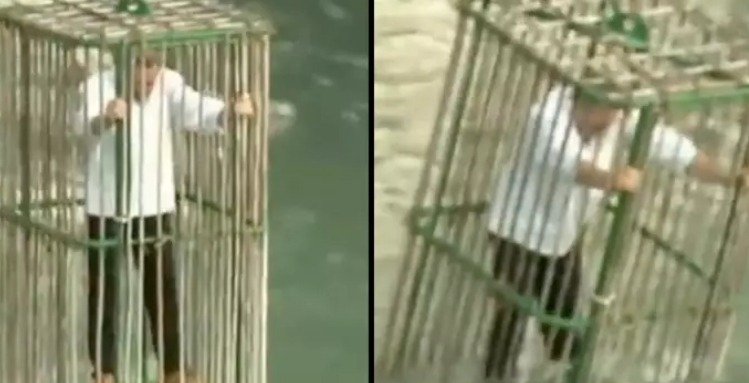 Spøjs tradition: Politikere straffes ved at blive nedsunket i flod