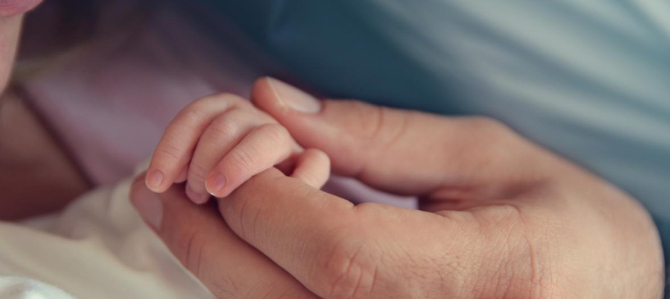 Hun tjekkede sin fødselsattest: Så opdagede hun forældrenes enorme brøler