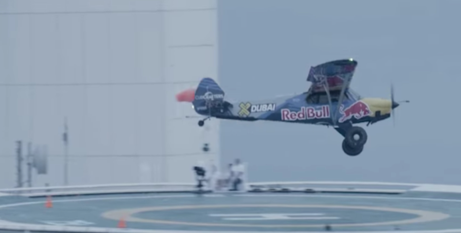 Se den vilde video: ‘Red Bull’-pilot lander fly på helikopterlandingsplads i 212 meters højde
