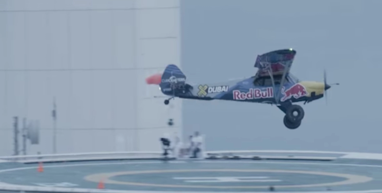 Se den vilde video: ‘Red Bull’-pilot lander fly på helikopterlandingsplads i 212 meters højde