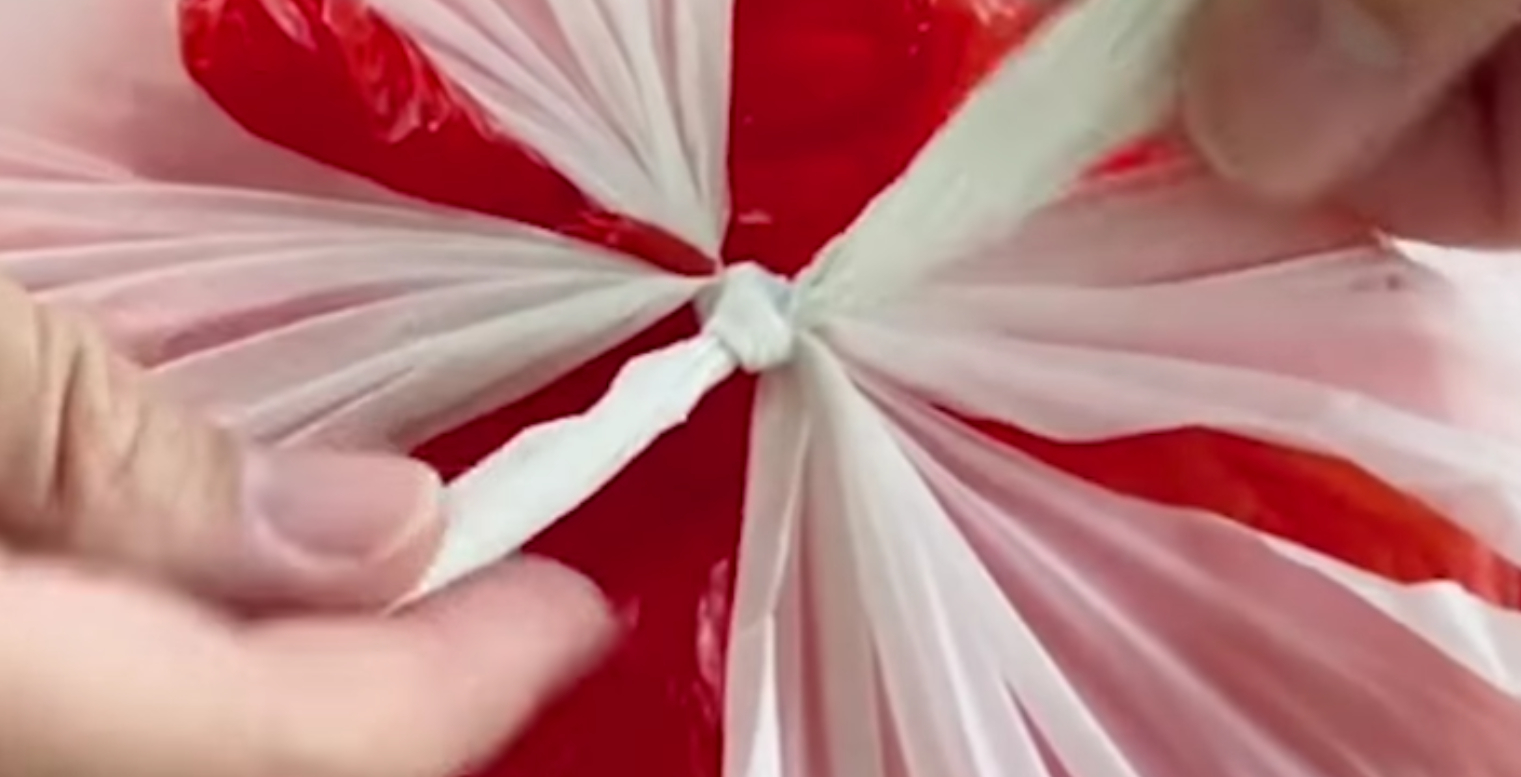 Videoen er gået viralt: Han vrikker med plastikposens ender, og så sker det