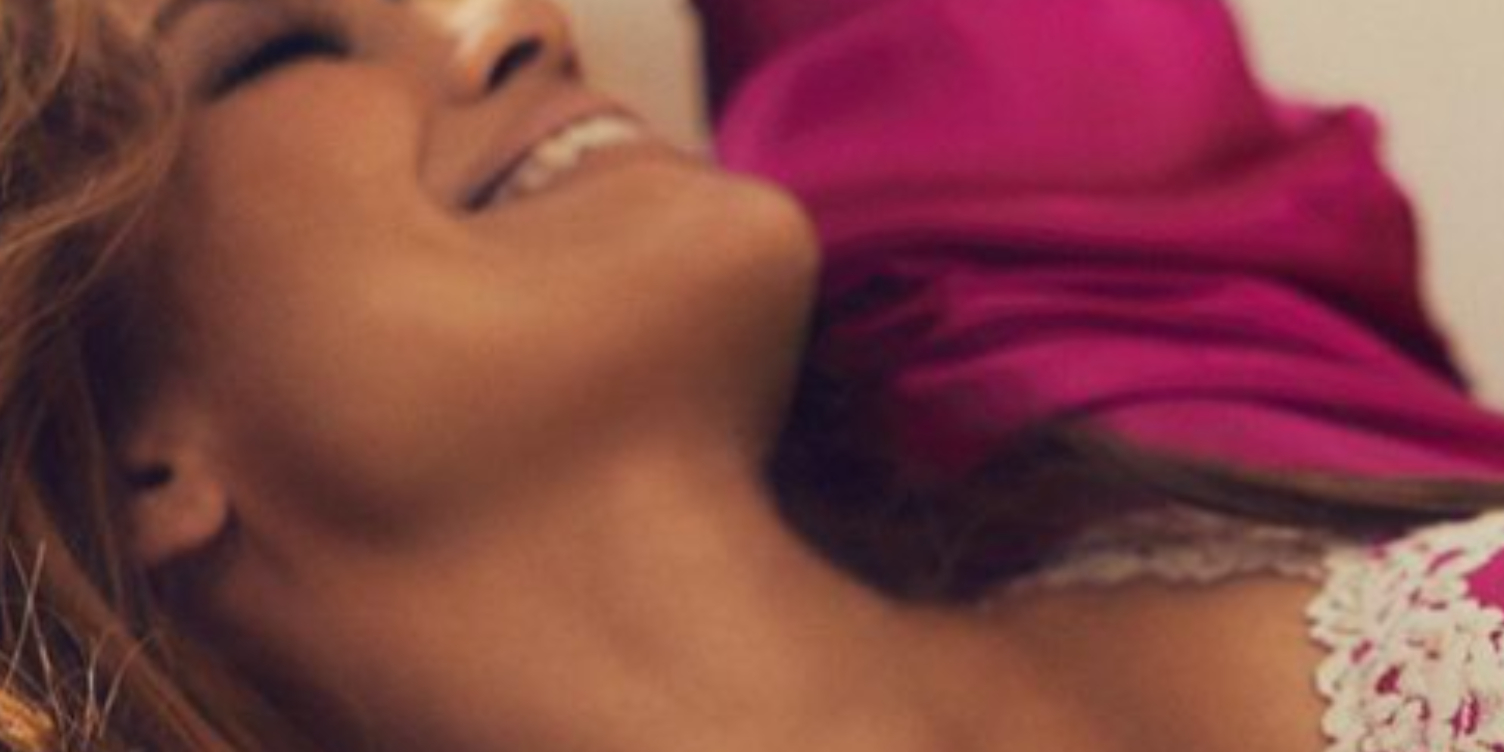 Jennifer Lopez gør det igen: Smider tøjet