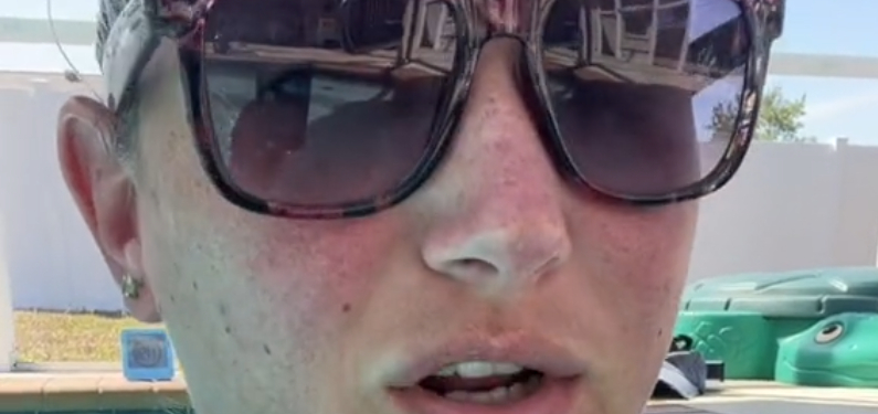 Mor udsender advarsel: Derfor må du aldrig købe en blå badedragt til dit barn