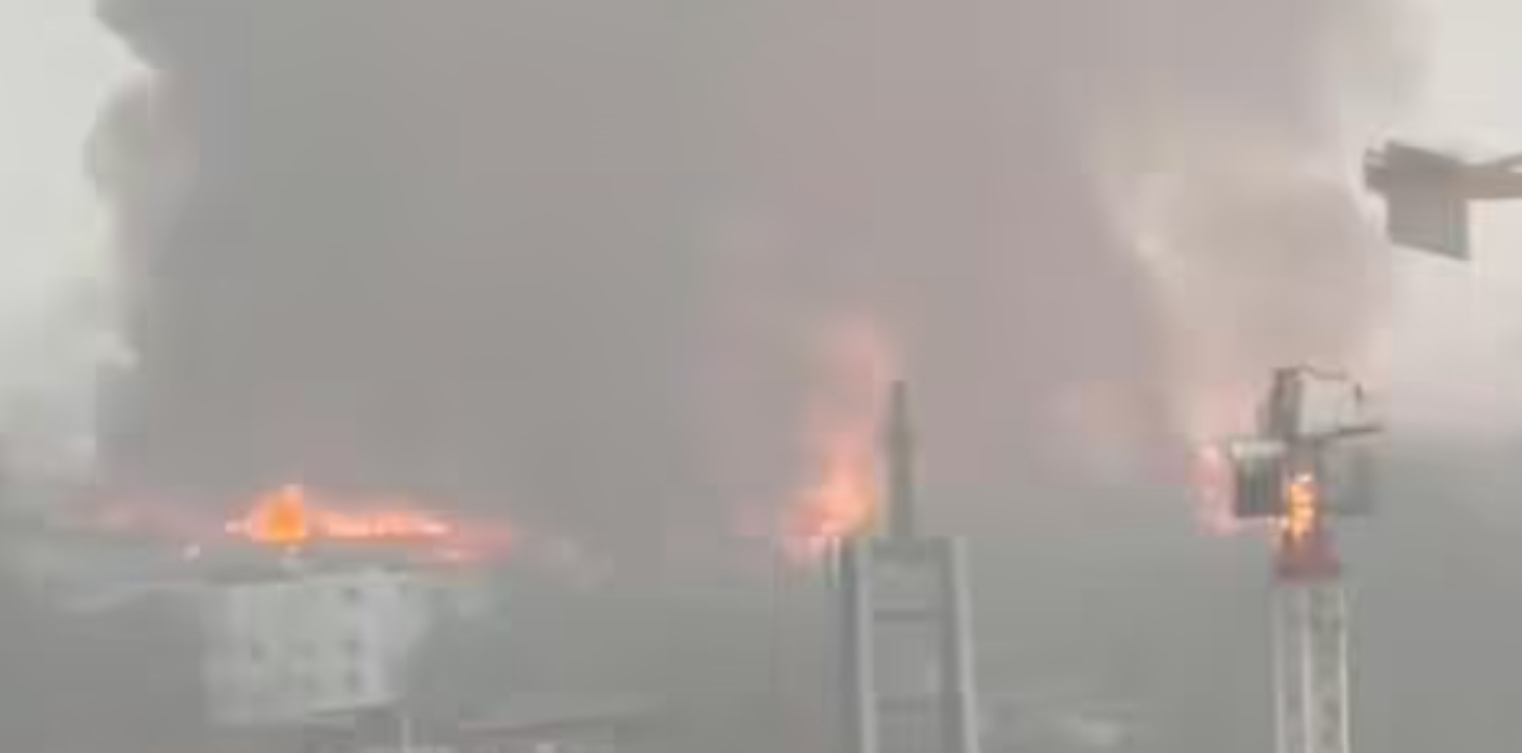 Historisk storbrand i Hamborg fortsætter på andet døgn: Giftig røgsky nærmer sig centrum