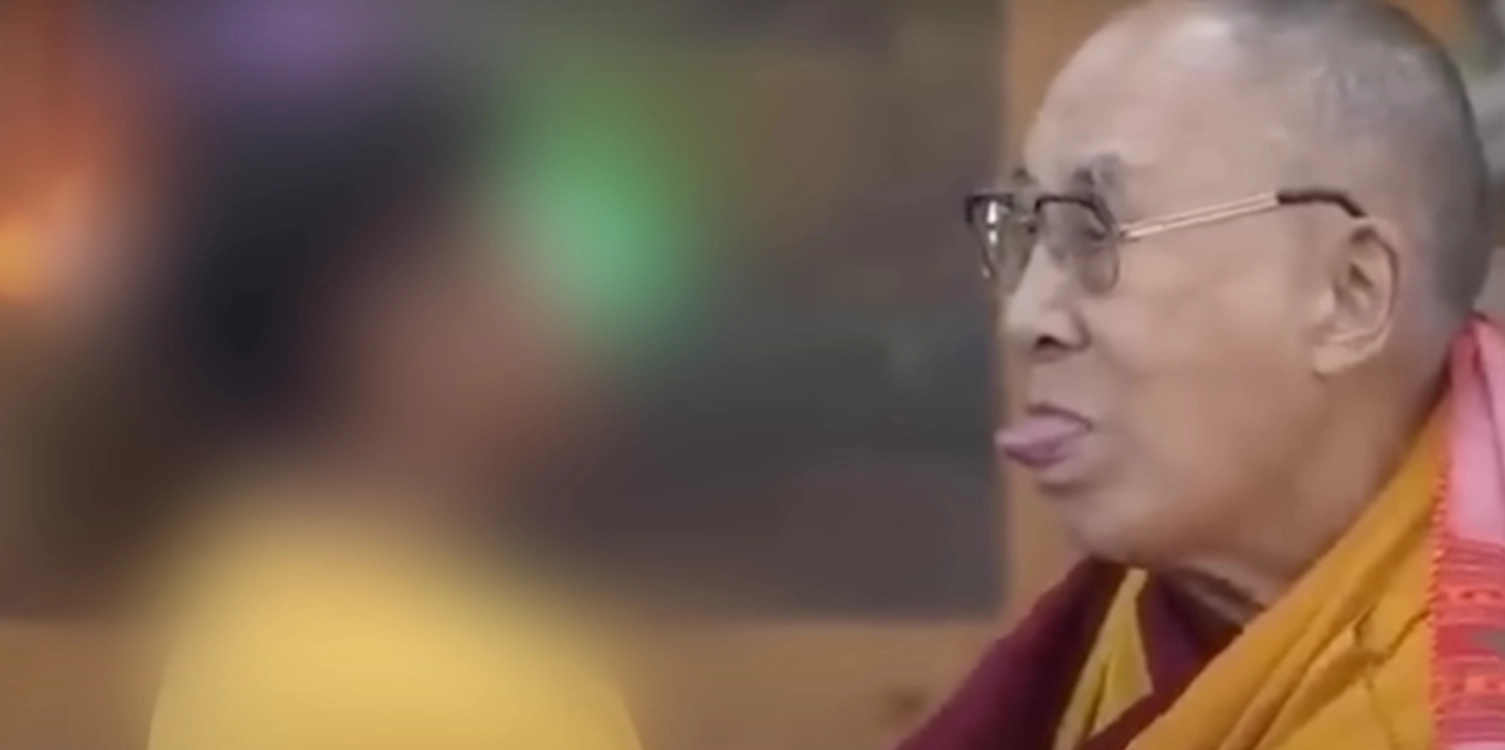 Kyssede med dreng og bad ham sutte på hans tunge: Nu siger Dalai Lama undskyld