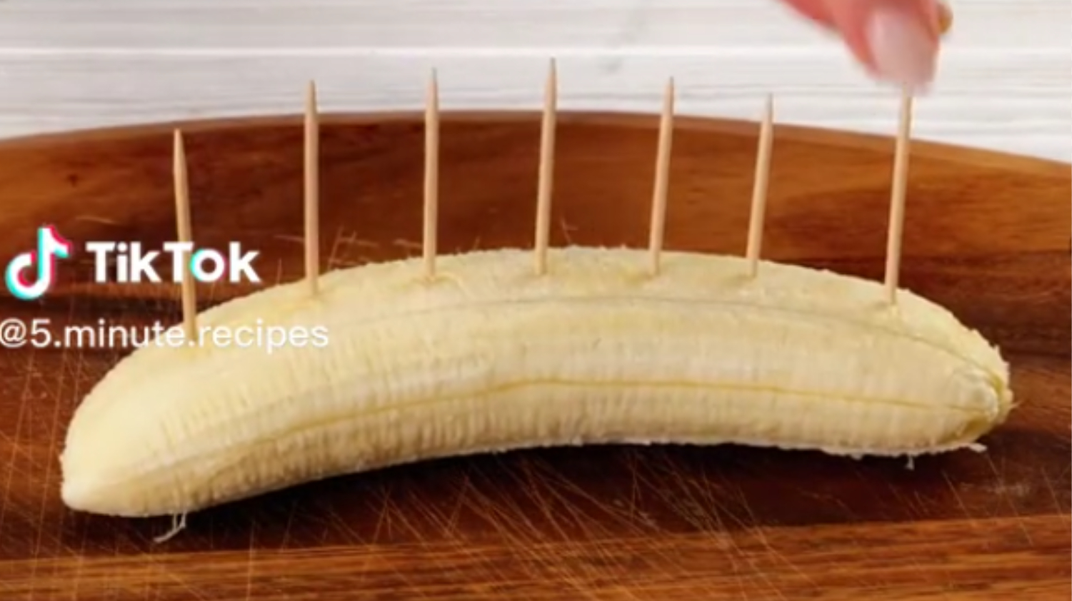 Hun stikker tandstikker i en banan: Resultatet er utrolig lækkert