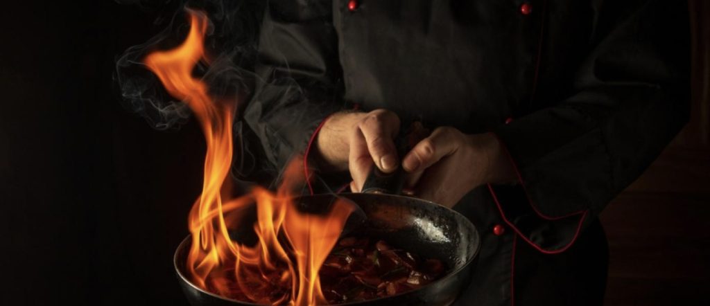 Tjener skulle flambere ved bordet: Nu er to døde og flere kvæstet