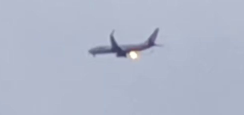 Fly måtte nødlande: Se den chokerende video, der viser hvorfor
