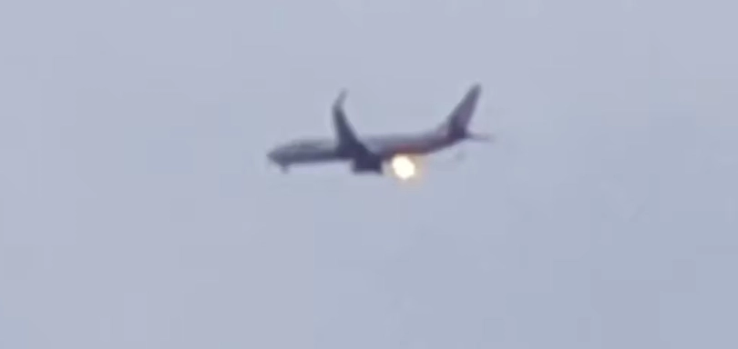 Fly måtte nødlande: Se den chokerende video, der viser hvorfor
