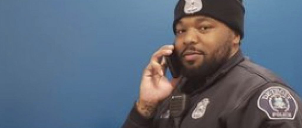 Politibetjent beder kvinde om at holde ind: Indser med det samme, at noget er helt galt