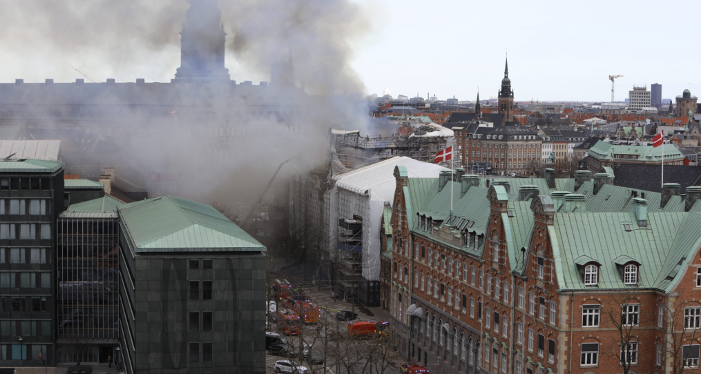 Voldsom brand på Børsen: Folketingsmedlemmer evakueres fra Christiansborg