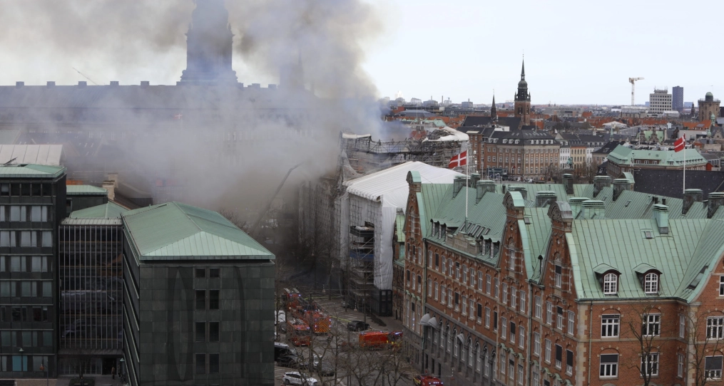 Voldsom brand på Børsen: Folketingsmedlemmer evakueres fra Christiansborg