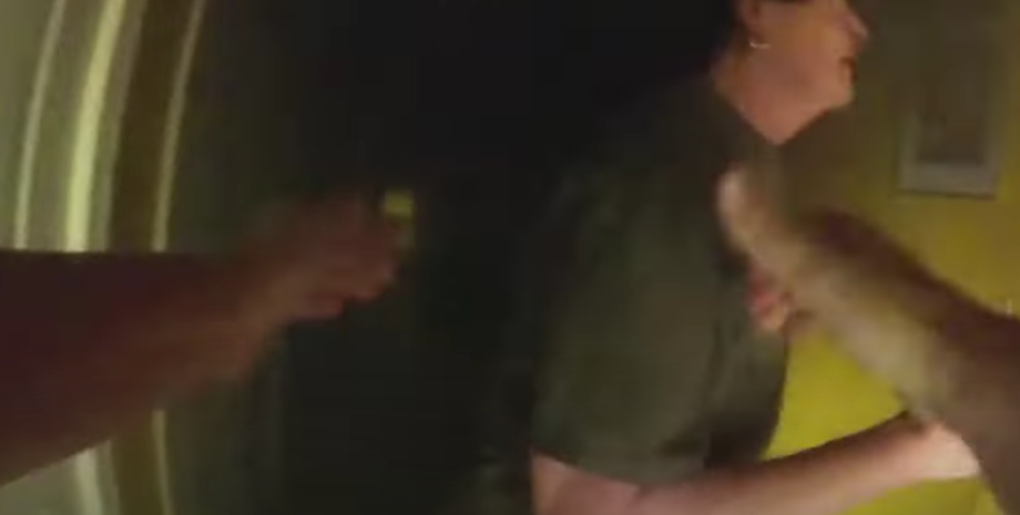 Se den dramatiske video: Betjent redder kørestolsbruger ud af brændende bygning