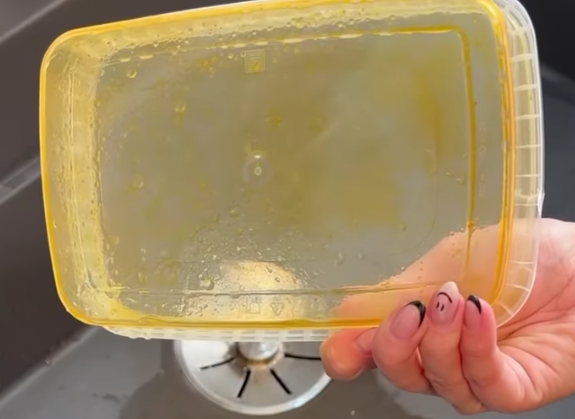 Har pasta med kødsovs farvet den? Sådan får du bøtten ren igen