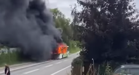 Bybus i flammer på Fyn: Diesel suges op fra vejen