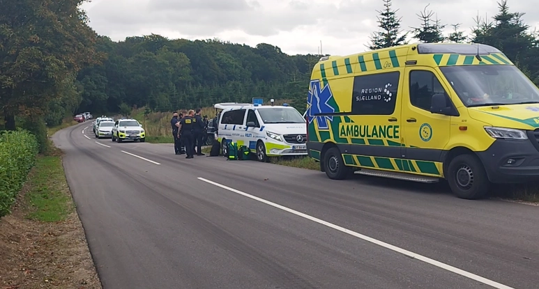 Kampklædte betjente og ambulancer til stede ved stor aktion