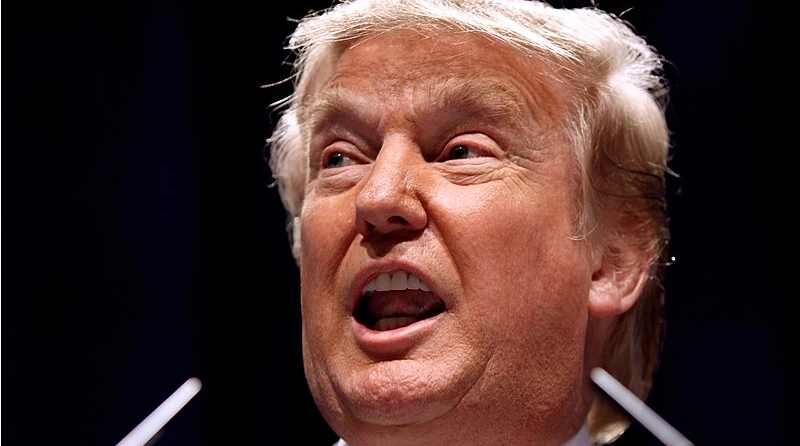 Direkte fra talerstolen: Billeder viser endnu en pinlig Donald Trump-brøler