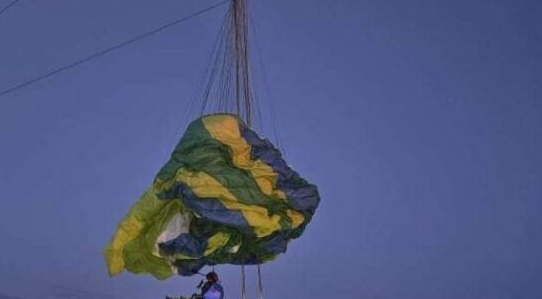 Paraglider-pilot i uhyggelig dans med højspændingsledninger: Endte på traumecenter