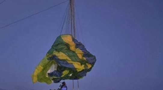 Paraglider-pilot i uhyggelig dans med højspændingsledninger: Endte på traumecenter