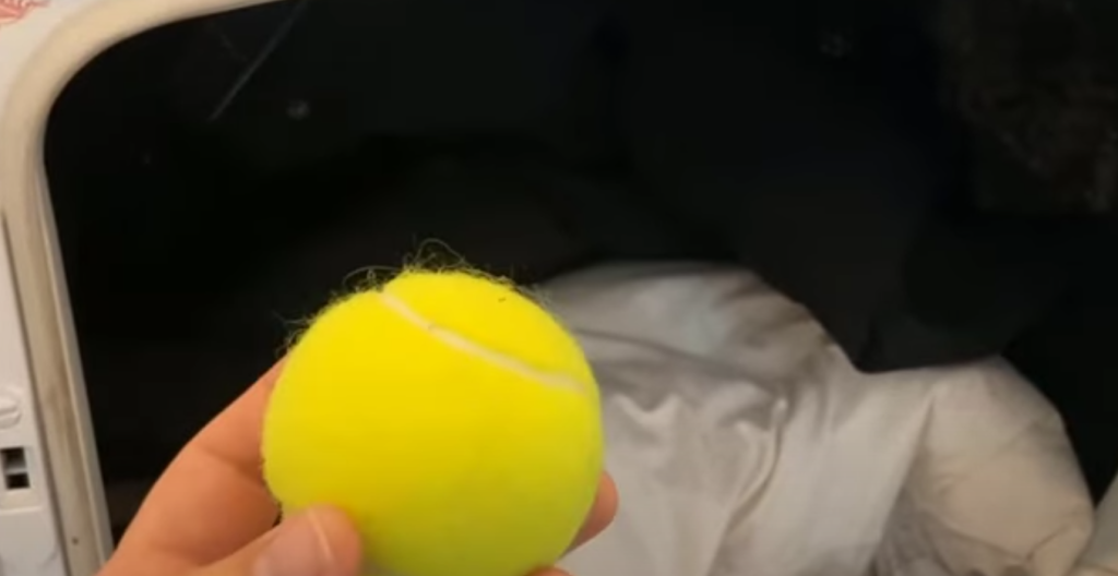 Han lægger tre tennisbolde i tørretumbleren: Årsagen er genial