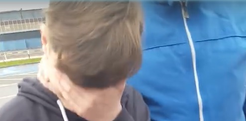 Sean siger farvel til bedsteforældrene ved lufthavnen: Bedstemor beder om hjælp med telefonen – Han tror ikke sine egne øjne