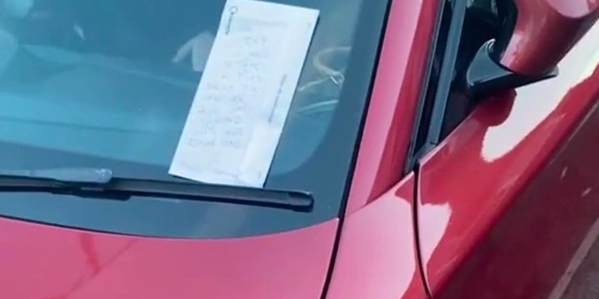 Kvinde fandt besked på hendes bil: Blev rasende, da hun læste, hvad der stod