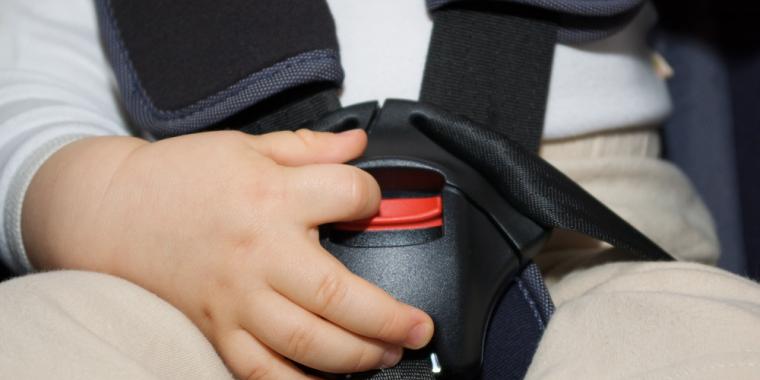 Mor tror, at far har taget lille søn med ind i huset: 5 timer senere sidder hun i bilen og skriger