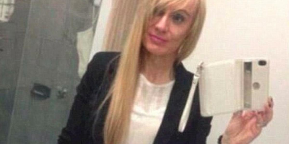 Kvinde lægger selfie på nettet: Har glemt at “rydde op” i baggrunden