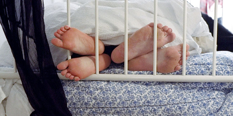Ungt par lå og sov: Pludselig fik de grusomt besøg