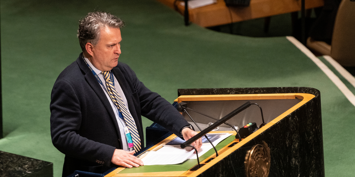 Rørende sms-korrespondance mellem dræbt russisk soldat og mor læst højt for FN