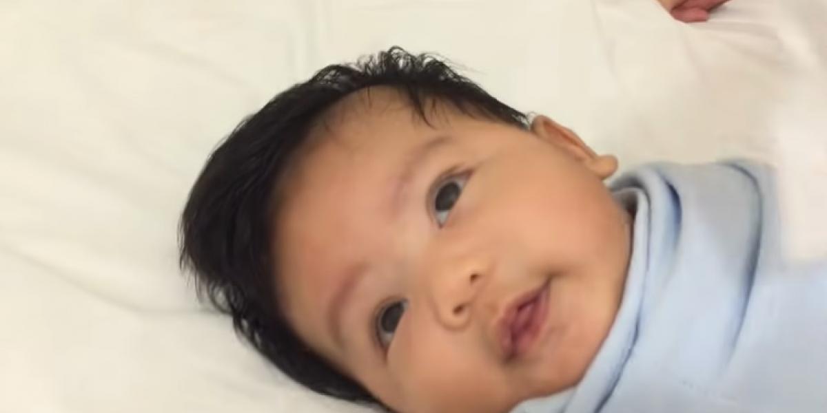 Far finder en serviet: 40 sekunder efter sover babyen