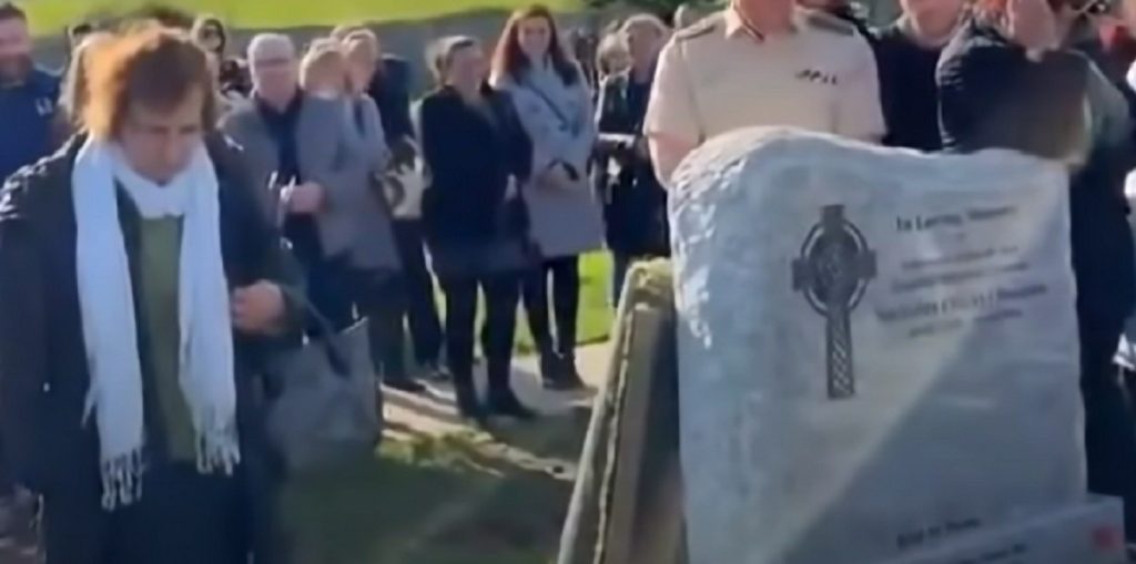 Familien står sørgende rundt om gravstedet: Så hører de pludselig uventede lyde fra kisten