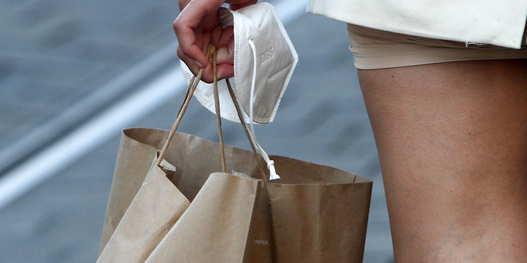 Regering vil give voksne 4.000 kroner og børn 2.000 kroner at shoppe for