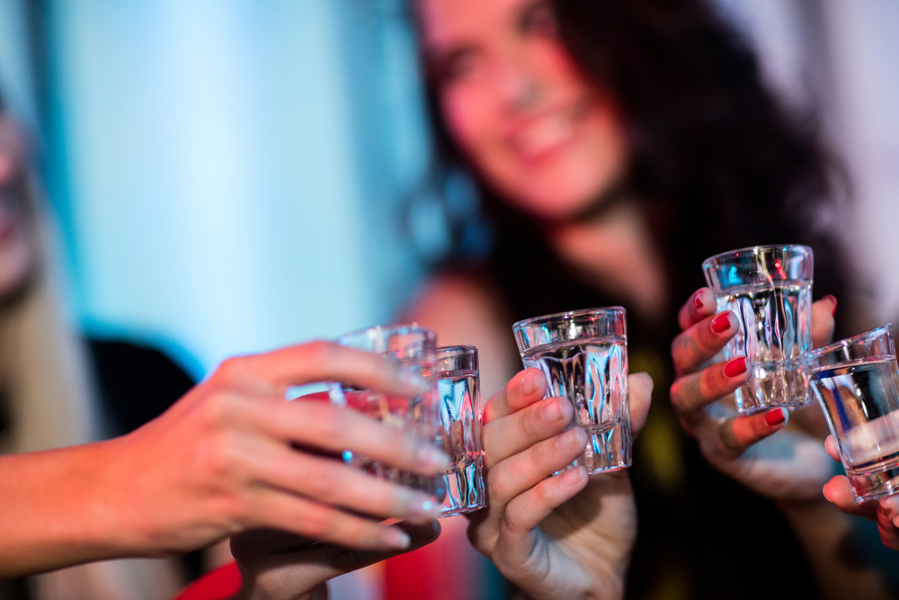 Mor forlod spædbarn i tændt bil foran diskotek, mens hun gik ind og drak shots