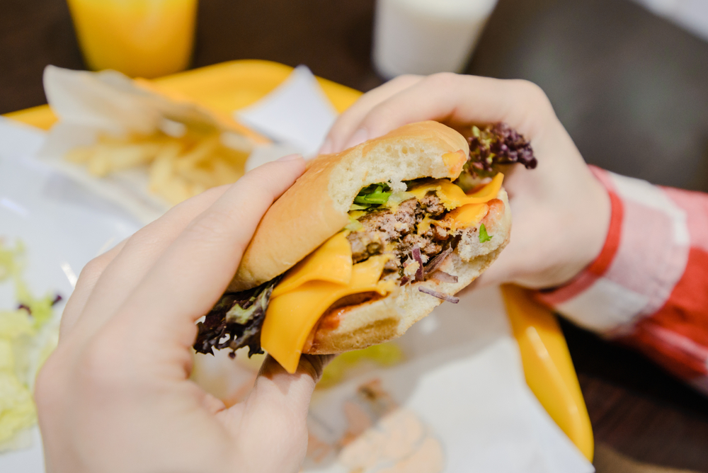 Ung kvinde får leveret skuffende burger som takeaway: Bliver rædselsslagen, da restaurantejer pludselig banker på døren
