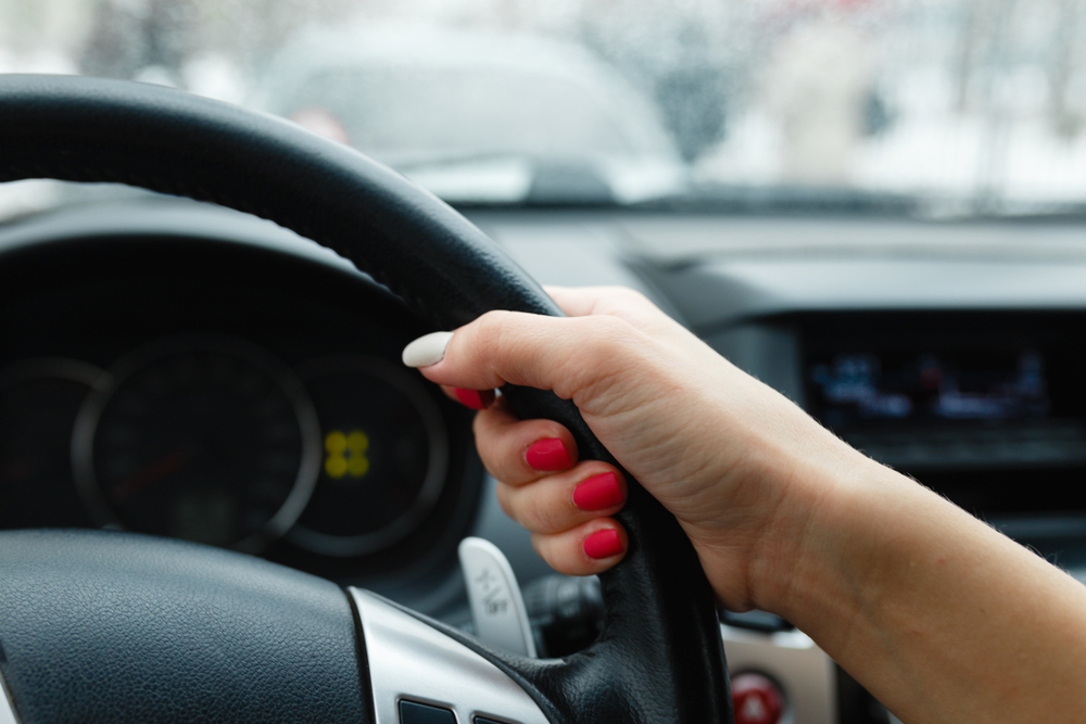 Ung kvinde keder sig grusomt i bilkø på motorvej: Nu griner alle af hendes snedige tidsfordriv