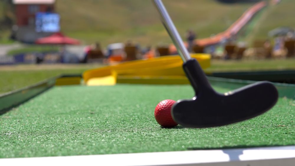 Ung mand taget med bukserne nede: Ødelagde et spil minigolf på grusom vis foran flere børn