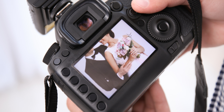 Gad ikke finde sig i det: Bryllupsfotograf sletter brudepars billeder