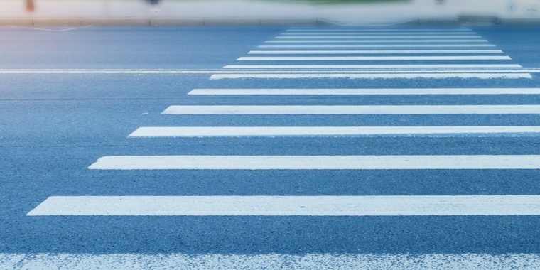 Piger i livsfarlig leg i fodgængerfelt