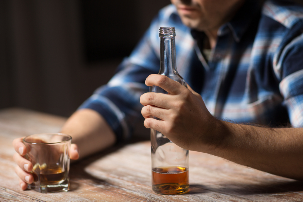 Har din kollega et alkoholmisbrug? – Sådan griber du ind