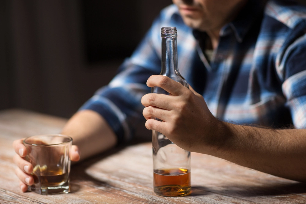 Har din kollega et alkoholmisbrug? – Sådan griber du ind
