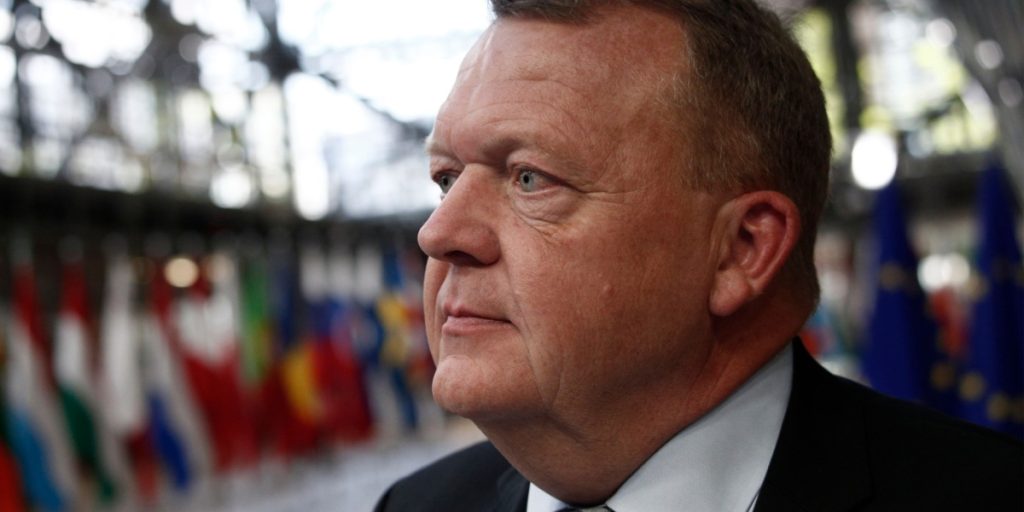 Lars Løkke eskorteret væk: Nu undskylder de