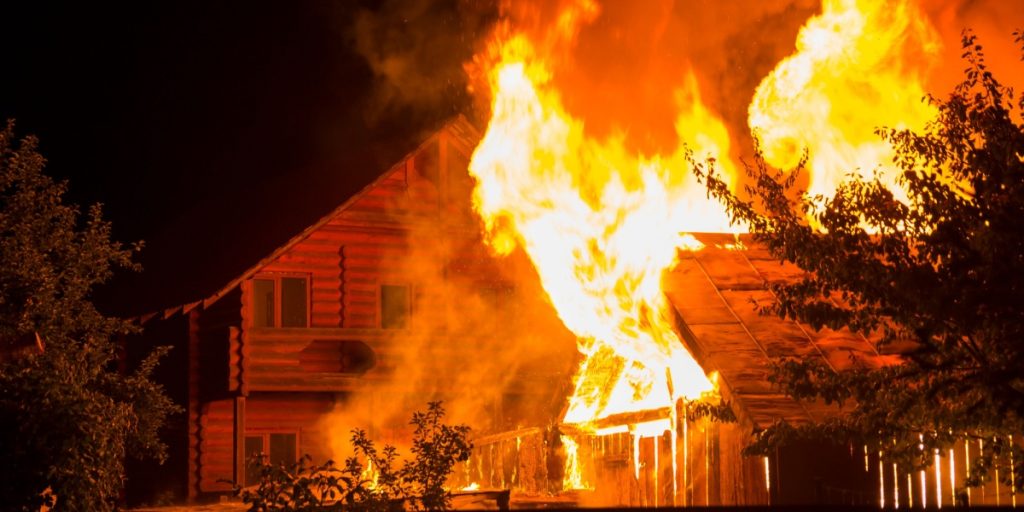 Brandvæsen måtte rive taget af: Familie med hund fanget i brand