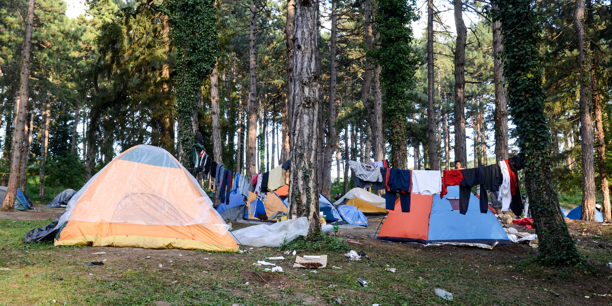 Pige gjorde grin med hjemløs mand: Nu bliver morens straf kritiseret